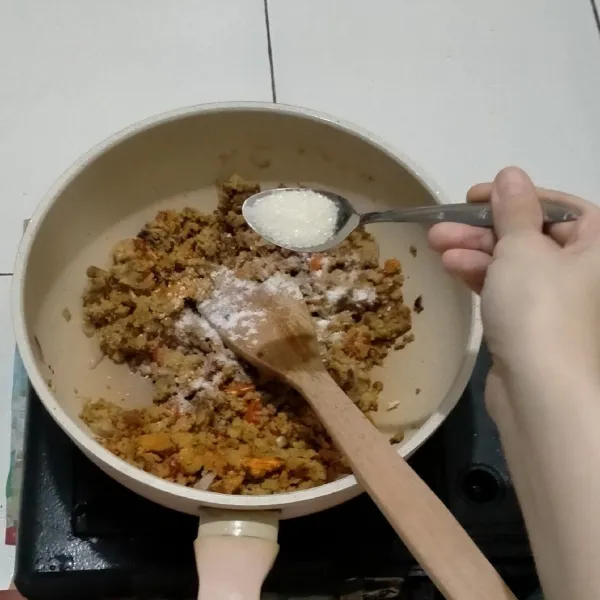 Masukan kaldu jamur, garam dan gula pasir