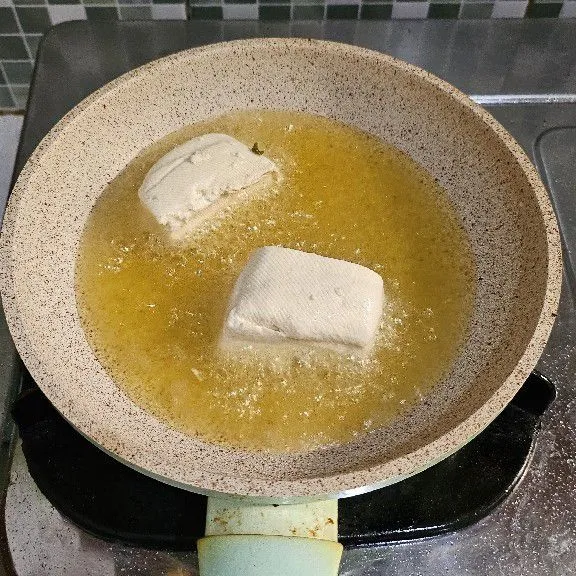 Goreng tahu hingga berkulit, lalu angkat dan tiriskan.