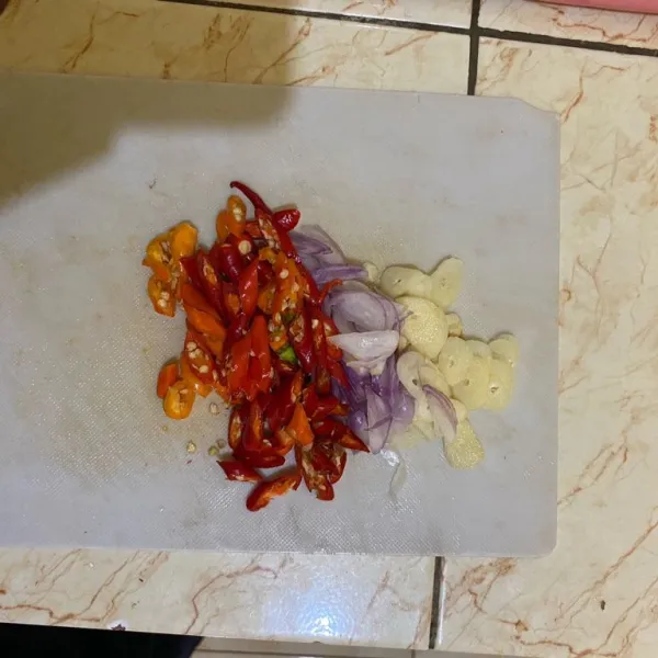 Iris tipis cabai, bawang putih, bawang merah