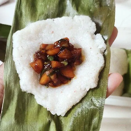 Ambil jadah secukupnya, pipihkan lalu beri bahan isian.