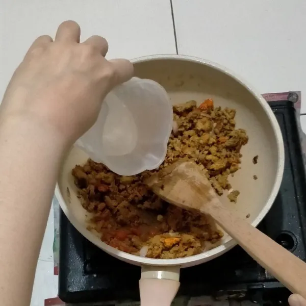 Tambahkan air, aduk kembali