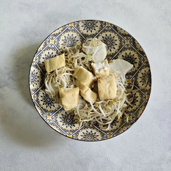 Setelah itu tata juga taoge yang sudah di kukus dan tahu goreng yang sudah di potong-potong.