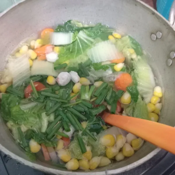 Sesaat sebelum diangkat masukkan daun bawang. Koreksi rasa.