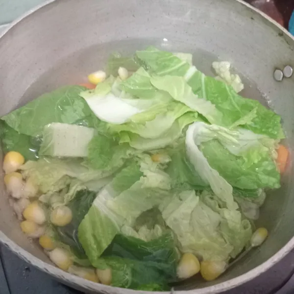 Masukkan sawi putih, masak hingga layu.