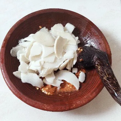 Masukkan rebung rebus kedalam sambal.