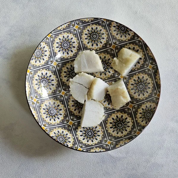 Potong-potong ketupat kemudian tata diatas piring saji.