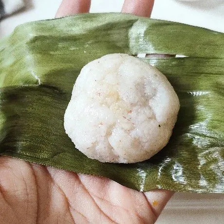 Bentuk sesuka hati. Setelah itu masukkan kedalam tepung roti, Balur sampai bagian jadah tertutupi.