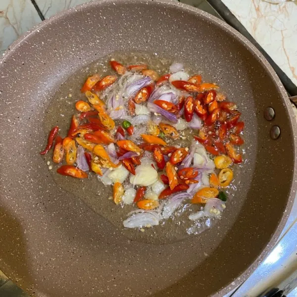 Tumis bumbu sampai harum