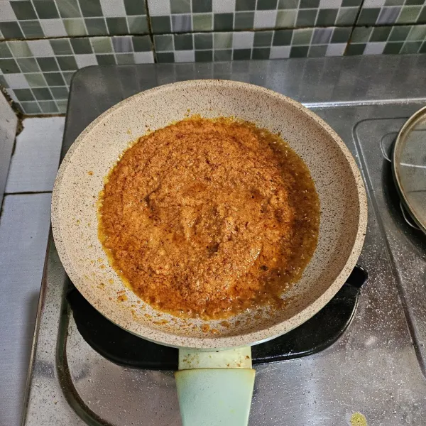 Tumis bumbu halus dengan sedikit minyak. Tumis hingga tanak.