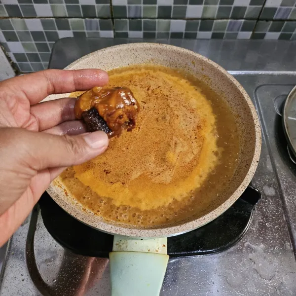 Masukkan gula merah dan garam.