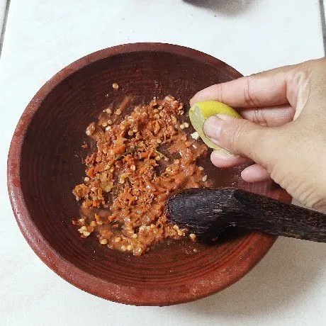 Kucuri dengan air jeruk nipis.