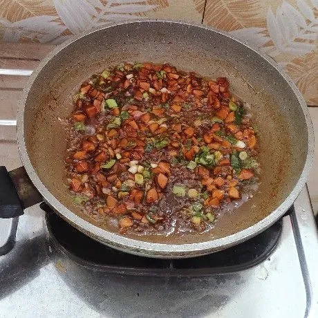 Tumis bumbu iris sampai harum, masukkan sosis, beri garam, lada bubuk, kaldu bubuk, gula pasir, kecap manis. Beri air matang secukupnya. masak sampai matang, beri larutan maizena secukupnya.