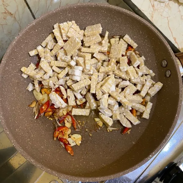 Masukkan tempe lalu masak sampai matang