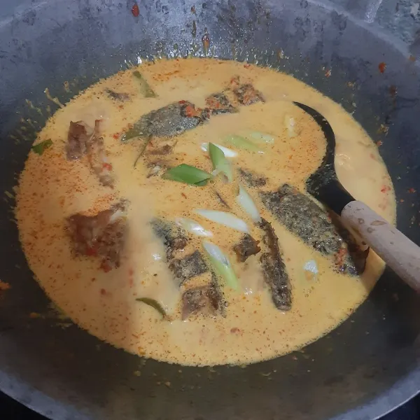 Jika rasanya sudah pas, masukkan lele goreng dan daun pre. Masak sebentar