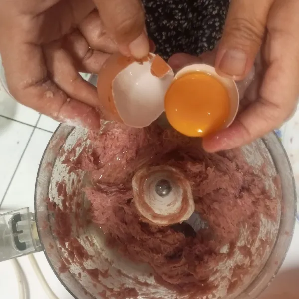 Tambahkan putih telur, Chopper sampai rata.