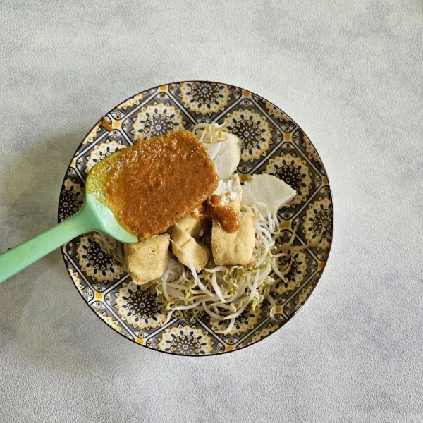 Siram dengan bahan kuah.