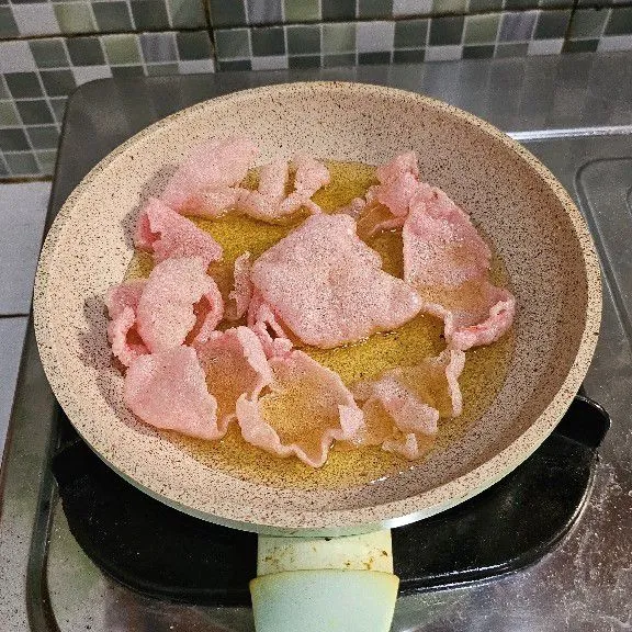 Goreng kerupuk merah hingga mengembang, lalu angkat dan tiriskan minyaknya.