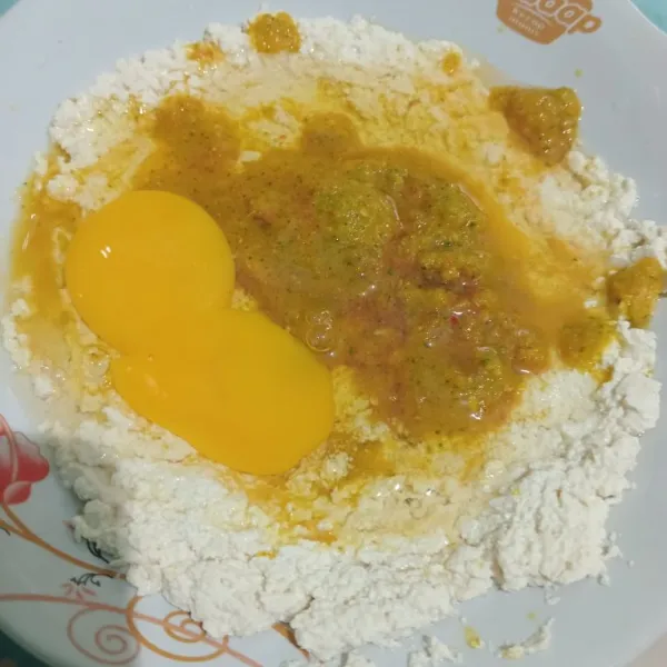 Campur dengan bumbu halus dan telur lalu aduk rata.