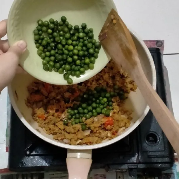 Tambahkan leunca,aduk dan masak sebentar saja,jangan lupa cicip rasa. Angkat dan siap dihindangkan