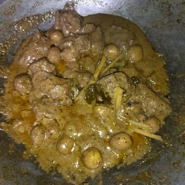 Masak hingga santan habis dan mengeluarkan minyak, angkat lalu sajikan.