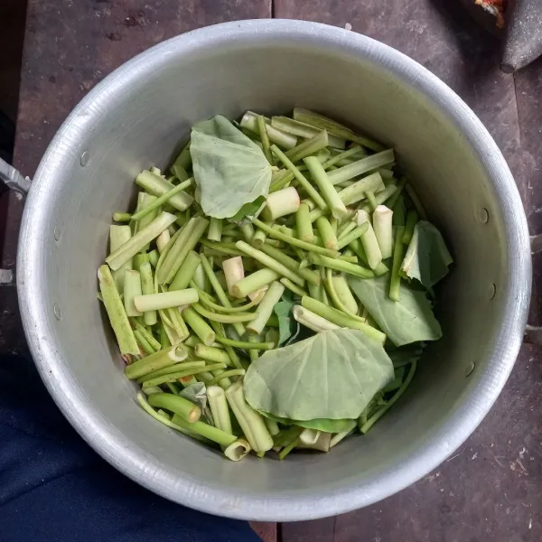 Siangi batang dan daun lompong