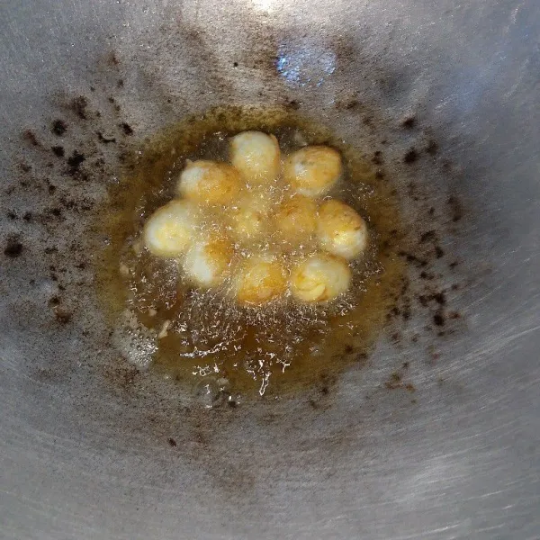 Goreng telur puyuh yang sudah direbus sampai setengah kering