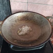 Tumis bawang hingga harum