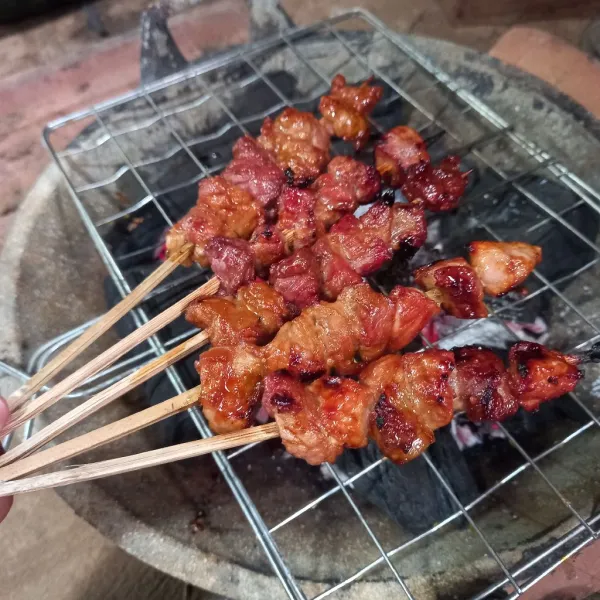 Bakar sampai sate matang, sisihkan