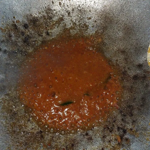 Tuang sedikit minyak goreng, lalu tumis bumbu yang sudah dihaluskan,masukkan lengkuas, daun jeruk,dan daun salam. Aduk sampai bumbu matang.