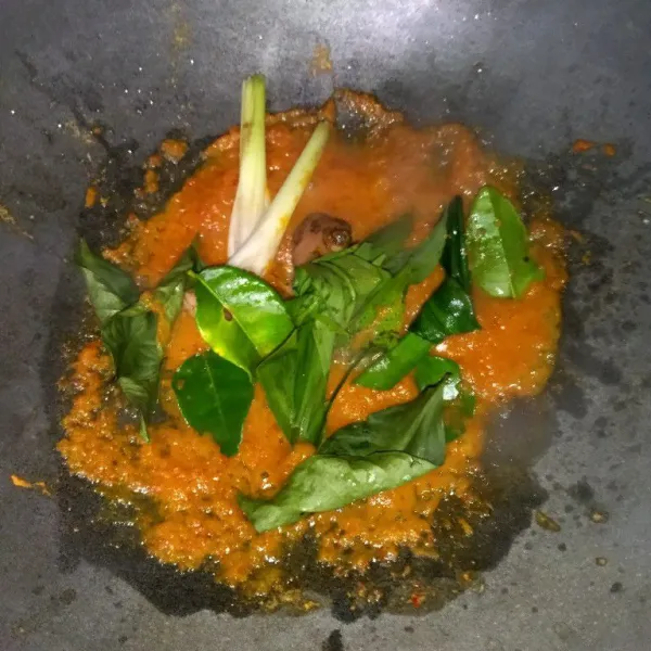 Tumis bumbu halus dengan sedikit minyak goreng, tambahkan daun salam, serai, lengkuas dan daun jeruk, tumis bumbu hingga harum.