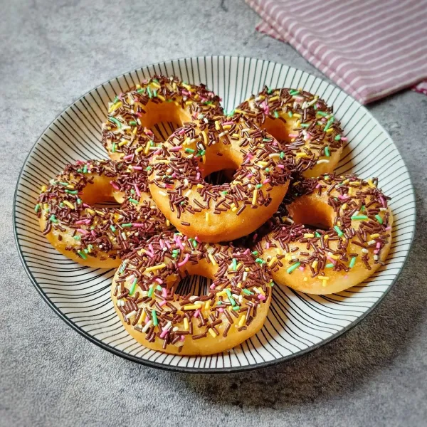 Setelah dingin beri topping donat sesuai selera, donat siap disajikan.