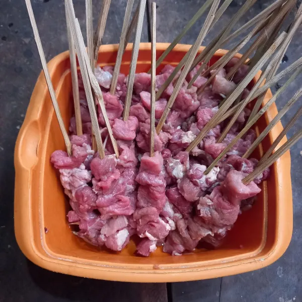 Tusuk daging satu persatu