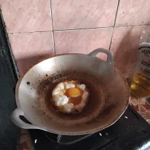 Panaskan minyak lalu ceplok telur terlebih dahulu