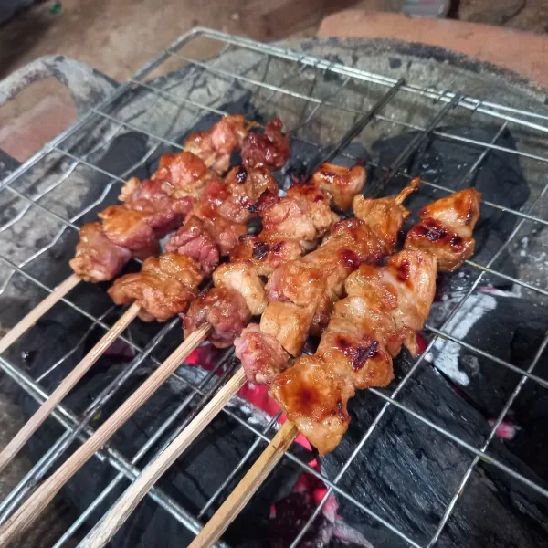 Bakar sampai setengah matang lalu olesi lagi dengan bumbu