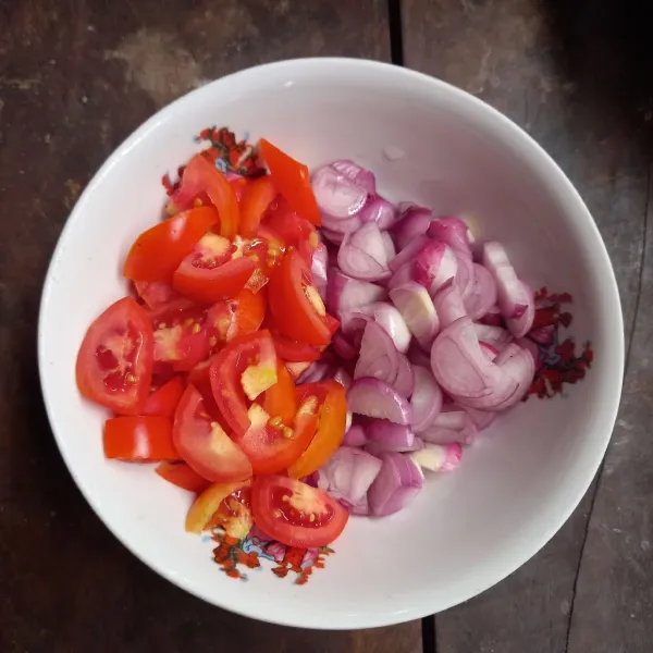 Untuk sambalnya, potong bawang merah dan tomat