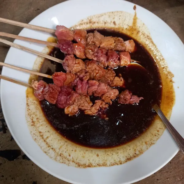 Olesi sate dengan bumbu