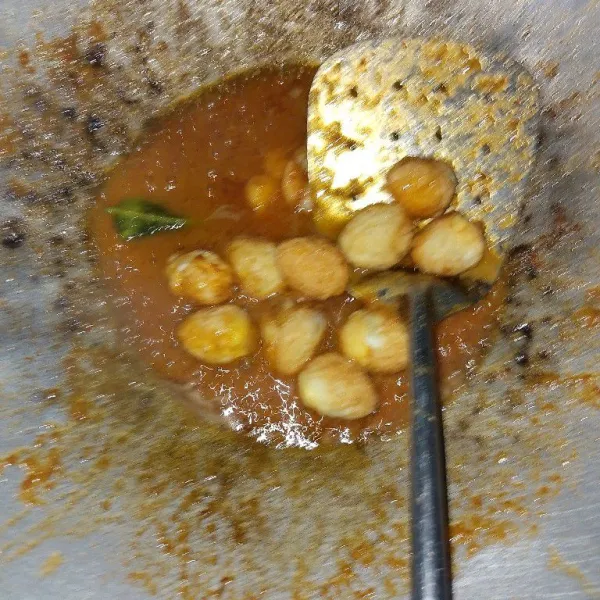 Setelah bumbu matang, masukkan telur puyuh yang sudah digoreng tadi. Masukkan gula merah, kaldu bubuk dan garam dan beri sedikit saja air.