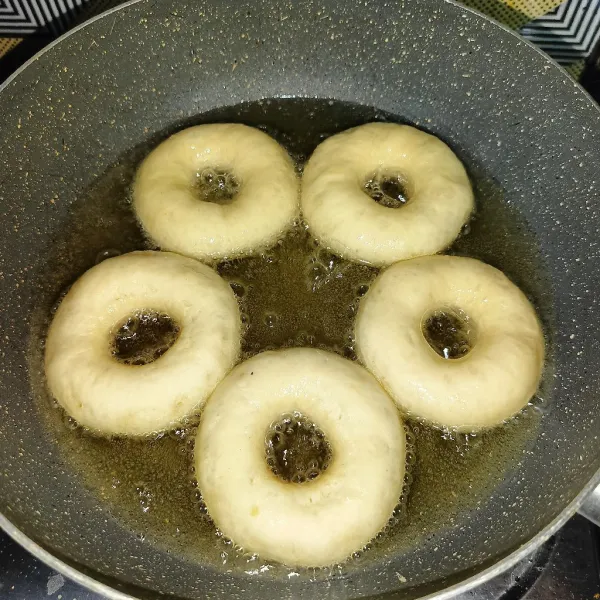 Goreng adonan dengan api kecil sampai matang dan sedikit kecokelatan, angkat dan tiriskan.