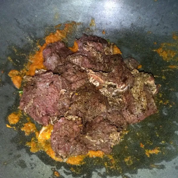 Masukkan daging sapi yang tadi sudah dimarinasi, aduk rata masak hingga daging berubah warna.