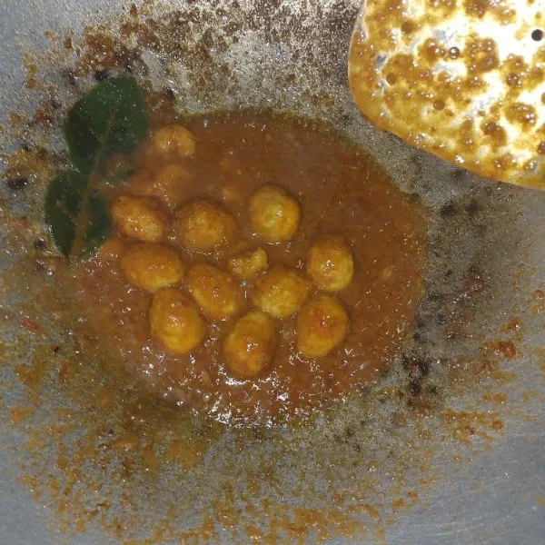 Aduk aduk sampai tercampur rata dan biarkan sampai menyusut.