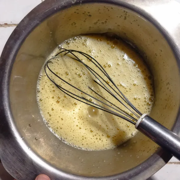 Di wadah lain kocok lepas telur dan gula pasir dengan ballon whisk hingga gula larut saja.