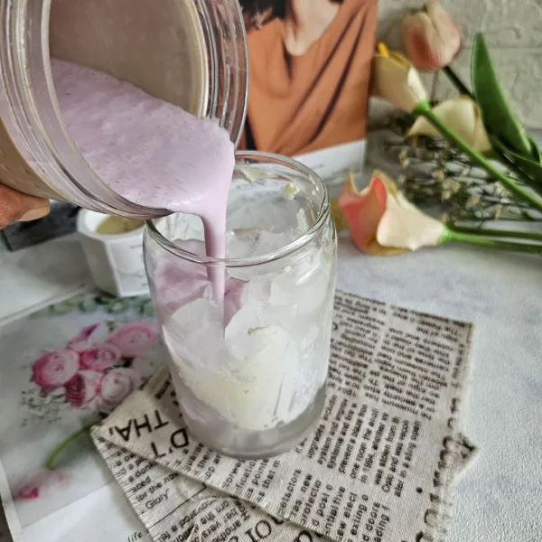 Tuang ke dalam gelas saji yang sudah di beri es batu.