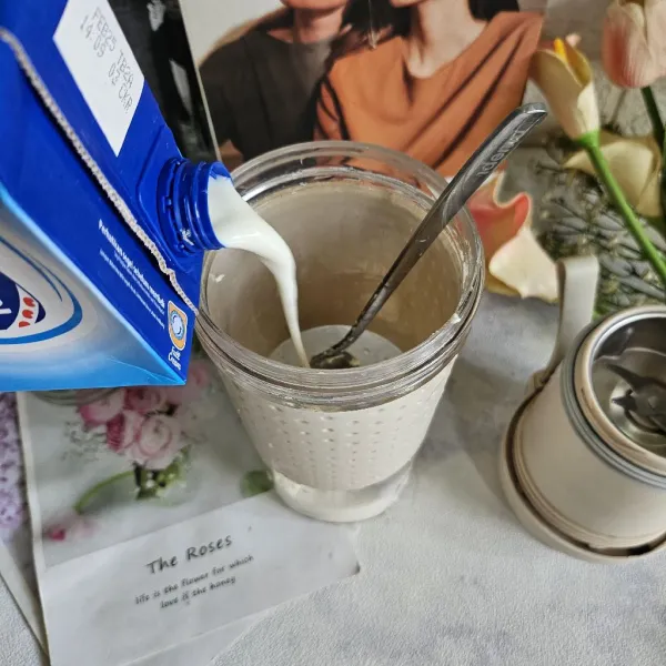 Masukkan. Susu UHT dan susu kental manis.