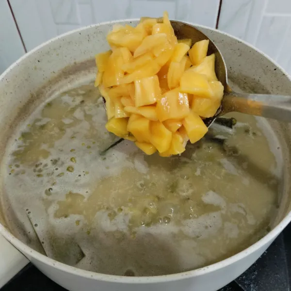 Masukan nangka yang sudah dipotong dadu
