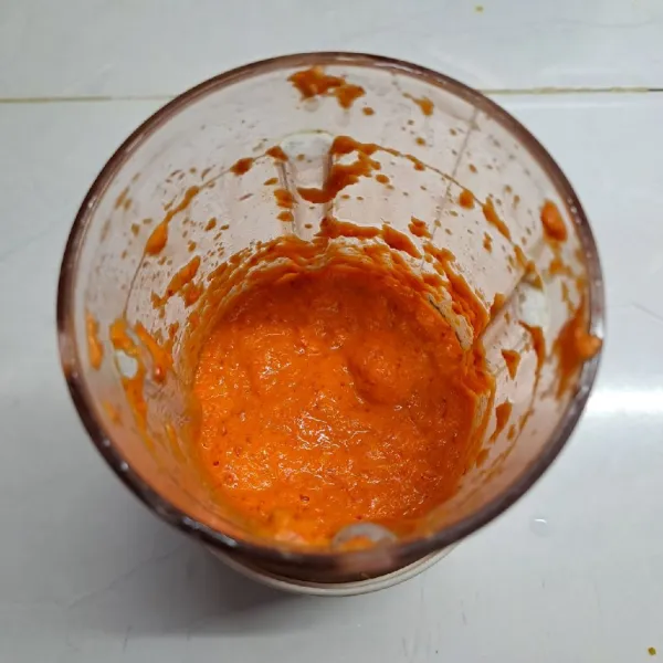 Blender semua bahan bumbu halus.