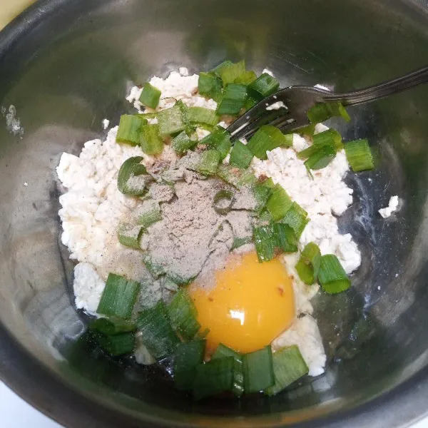 Masukkan telur ayam, irisan daun bawang, garam, merica bubuk dan kaldu bubuk. Aduk-aduk hingga tercampur rata.