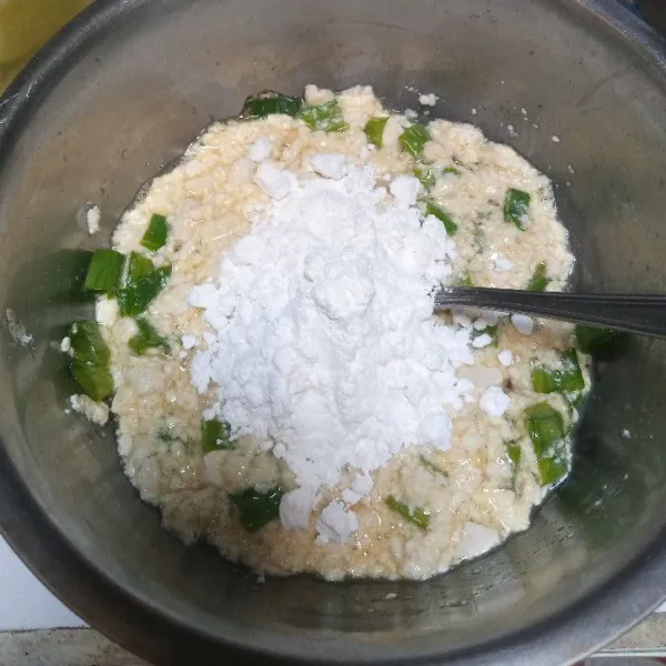 Tambahkan tepung tapioka. Aduk lagi hingga tercampur rata. Tes rasa dulu.