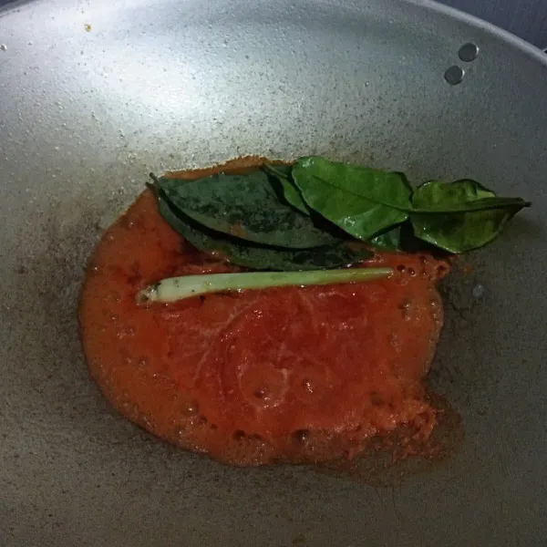 Haluskan bawang merah, bawang putih, cabe merah, cabe rawit, jahe tumis hingga harum