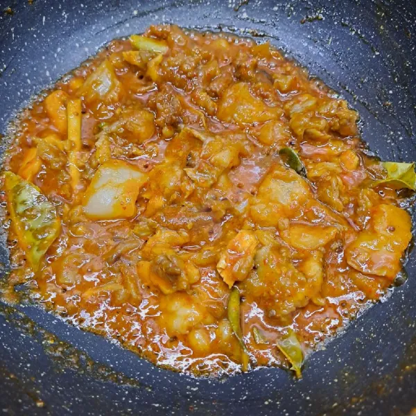 Masak sampai meresap dan kuah menyusut. Angkat dan sajikan dengan taburan bawang merah goreng.