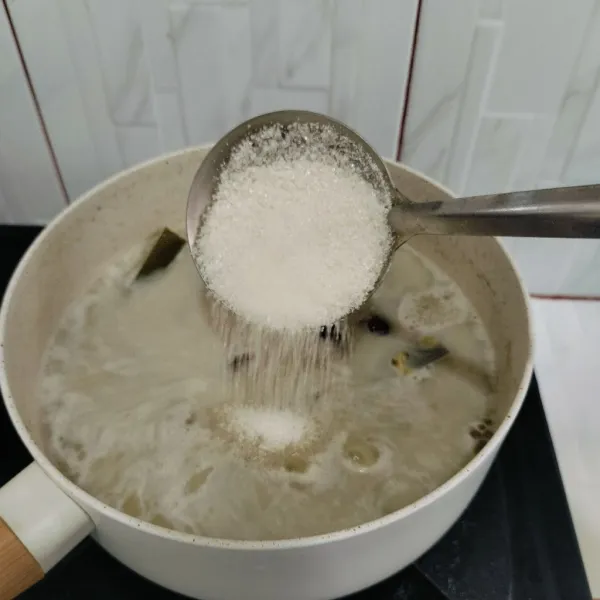 Tambahkan gula pasir, gula merah, garam dan vanili koreksi rasa